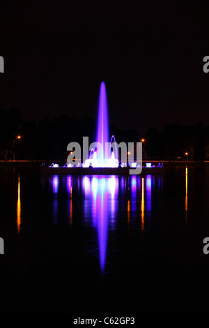 Una lunga esposizione immagine di Denver è prismatico storica fontana elettrica sul lago Ferril nel parco della città illuminata di notte. Foto Stock