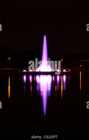 Una lunga esposizione immagine di Denver è prismatico storica fontana elettrica sul lago Ferril nel parco della città illuminata di notte. Foto Stock