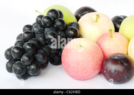 Uve fresche Mele, pere e prugne su sfondo bianco Foto Stock