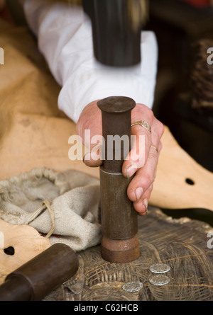 Coin Maker o moneyer al Medieval Festival di Verdin Park, Northwich, 13th e 14th agosto, con Living History Camps, Cheshire, Regno Unito Foto Stock