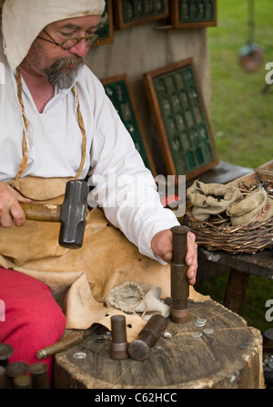 Coin Maker a la festa medievale in Verdin Park, Northwich agosto XIII e XIV, con storia viva Camps, Cheshire, Regno Unito Foto Stock