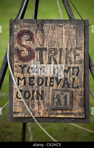 Coin Maker a la festa medievale in Verdin Park, Northwich agosto XIII e XIV, con storia viva Camps, Cheshire, Regno Unito Foto Stock