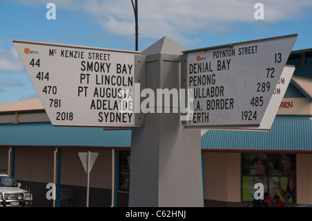 Cartello stradale Ceduna Australia del Sud che mostra le distanze dalla Eucla in Sud Australia presso il punto a metà strada tra Sydney e Perth Foto Stock