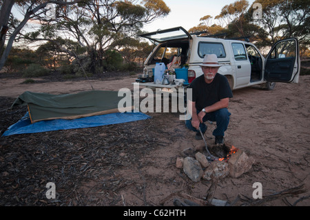 L'uomo con il fuoco e si accamparono a swag nell'outback australiano Foto Stock