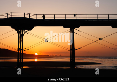 Tramonto sul Redcar dal molo vittoriano a Saltburn dal mare, Redcar & Cleveland, North East England, Regno Unito Foto Stock