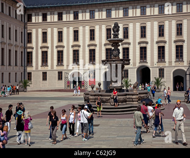 Praga - Fontana pubblica presso il Castello di Praga Foto Stock