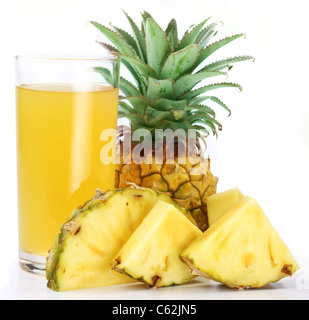 Succo di ananas in un bicchiere di fette di ananas. Immagine su sfondo bianco. Foto Stock