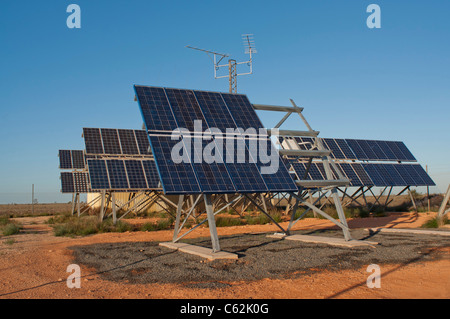 I pannelli solari utilizzati per fornire alimentazione elettrica al telefono stazioni relay nell'outback australiano Foto Stock