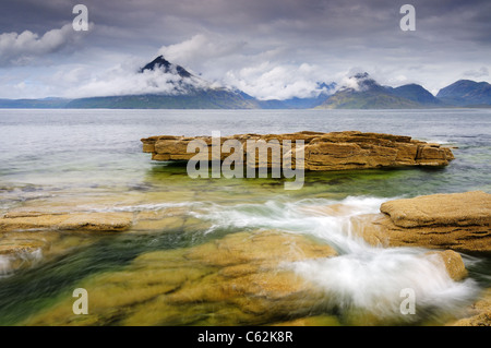 Onde di vorticazione a Elgol sull'Isola di Skye con cloud ammantata di nero montagne Cuillin in background Foto Stock