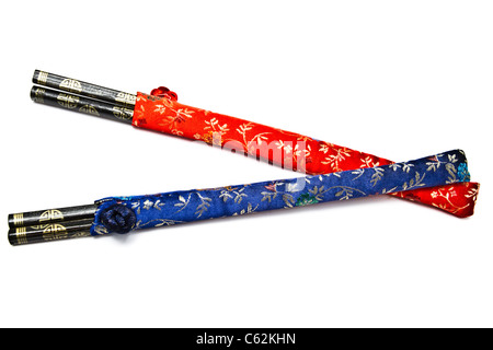 Due serie di bacchette closeup su sfondo bianco Foto Stock