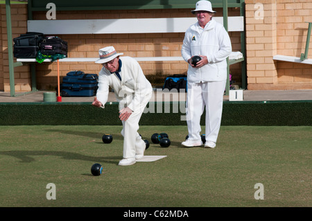 Gli anziani a giocare a bocce su prato in Sud Australia Foto Stock