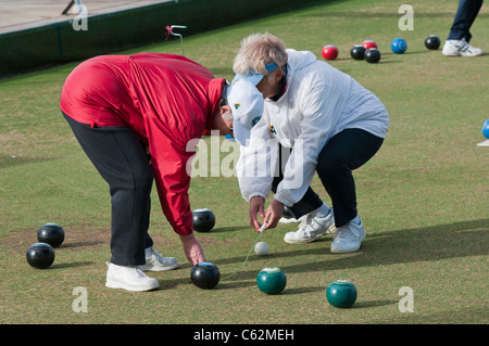 Gli anziani a giocare a bocce su prato in Sud Australia Foto Stock