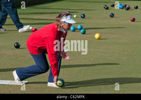 Gli anziani a giocare a bocce su prato in Sud Australia Foto Stock