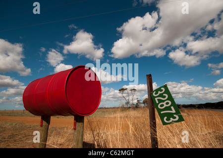 Un australiano cassetta postale del paese costituito da un olio riciclato tamburo Foto Stock