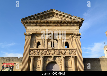 Cancello di ingresso o il portale principale per la Rovina Château rinascimentale a La Tour d'Aigues o La Tour d'Aigues Luberon Provence Francia Foto Stock