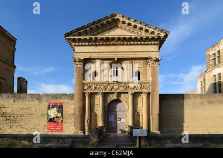 Ingresso principale porta alla rovina Château rinascimentale a La Tour d'Aigues o La Tour d'Aigues Vaucluse Luberon Provence Francia Foto Stock