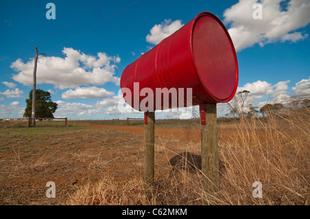 Un australiano cassetta postale del paese costituito da un olio riciclato tamburo Foto Stock