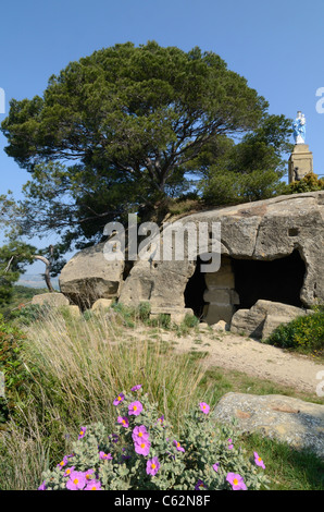 Casa troglodita, taglio di roccia intagliato o dimora in grotta alle Grotte di Calès, Lamanon, Provenza, Francia Foto Stock