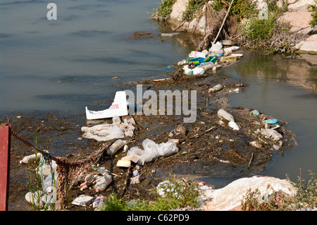 Fiume inquinamento provocato dai rifiuti umani e scartato i rifiuti in un fiume spagnolo Foto Stock