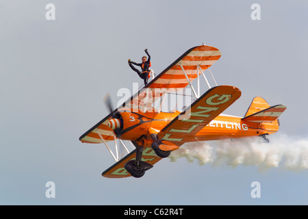 Breitling Wingwalkers 1940 Boeing Stearman biplano a Eastbourne Airbourne 2011, East Sussex, Regno Unito. Foto Stock