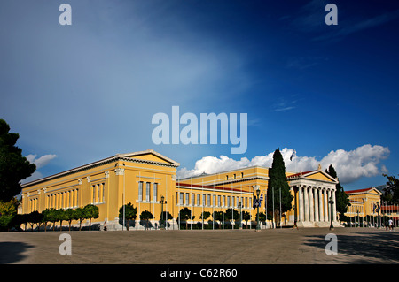 La bella facciata del palazzo Zappeion con il suo bellissimo peristilio nel Giardino Nazionale di Atene, Grecia Foto Stock