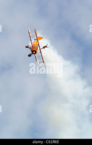 Breitling Wingwalkers 1940 Boeing Stearman biplano a Eastbourne Airbourne 2011, East Sussex, Regno Unito. Foto Stock