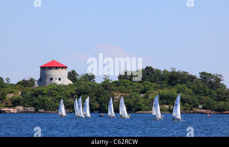 Canada Ontario, Kingston, il Lago Ontario, barche a vela, Fort Henry Martello Tower, Foto Stock