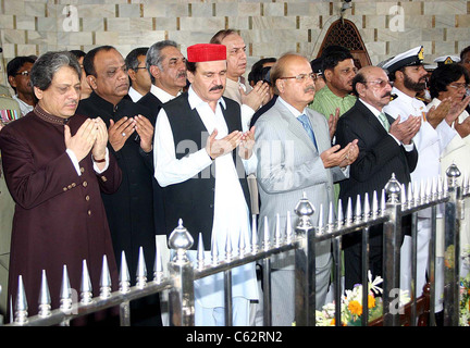 Governatore del Sindh, Dr.Ishrat-ul-Ibad Khan e Chief Minister, Syed Qaim Ali Shah offrono Dua (pregare) all'Quaid-e-Azam mausoleo Foto Stock