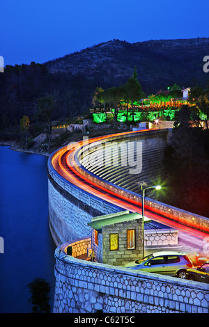 Maratona diga e lago artificiale, in 'blu' ora. Attica, Grecia Foto Stock