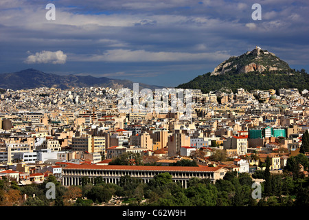 Vista parziale della città di Atene, dall'Osservatorio. In FG Stoa ("galleria") di Attalos e sullo sfondo il Monte Licabetto. Foto Stock