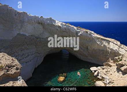 La grotta marina di Sykia nell isola di Milos, Cicladi Grecia. Foto Stock