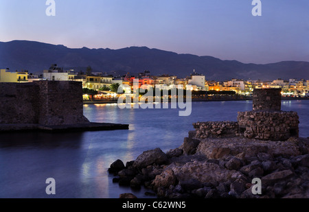 Vista parziale di Ierapetra, la città più meridionale dell'Europa, "attraverso" l'ingresso del porto vecchio. Isola di Creta, Grecia. Foto Stock