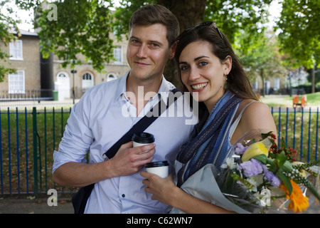 Una coppia romantica passeggiata attraverso i campi di Londra nel London Borough of Hackney Foto Stock