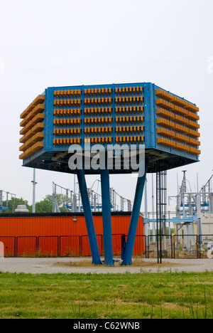 Sottostazione elettrica con condensatore tower at Fermilab di alta energia laboratorio di fisica nei pressi di Chicago, Illinois, Stati Uniti d'America Foto Stock