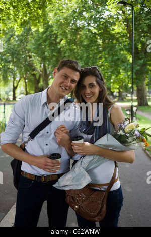 Una coppia romantica passeggiata attraverso i campi di Londra nel London Borough of Hackney Foto Stock