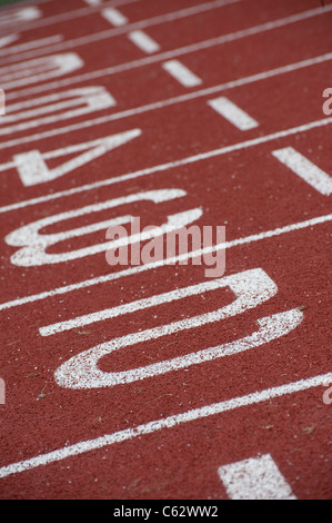 Close up di numeri di corsia su una pista di atletica via. Foto Stock