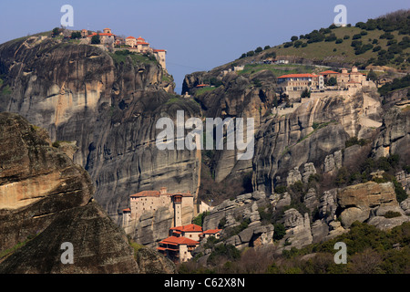 Vista panoramica del "cuore del complesso monastico di Meteora, dove è possibile vedere 3 dei 6 ancora attivo nei monasteri. La Grecia Foto Stock