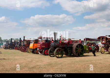 Linea di vapore veicoli alimentati a vapore gli appassionati di motore fair durante il periodo estivo in Inghilterra. Foto Stock