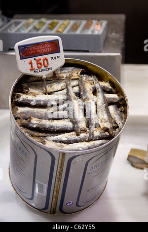 Acciughe salate a un fresco italiano mercato alimentare Foto Stock