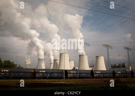 Comignoli fumanti alla lignite a centrali-stazione di Jänschwalde nel sud della Germania orientale, nei pressi di Cottbus. Foto Stock