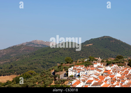 Castelo de Vide tetti visto dalla torre del castello. Marvão visto in montagna più lontano. Foto Stock