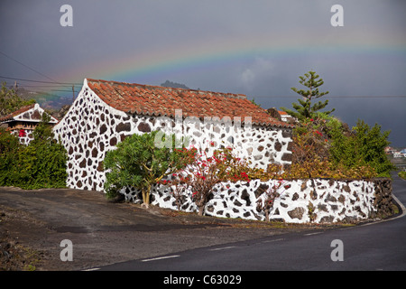 Rainbow su una piccola e tipica casa delle Canarie a Mazo, la palma isole canarie Spagna, Europa Foto Stock