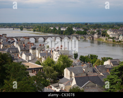 Vista sul largo fiume Loira, con ponte da Saumur, Valle della Loira, Francia Foto Stock