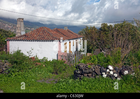 Tipica piccola casa in mazo, facciata colorata, la palma isole canarie Spagna, Europa Foto Stock