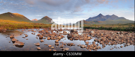 Panoramica serata estiva vista di Glen Sligachan e il rosso e il nero Cuillin Hills sull'Isola di Skye, scozzesi Ebridi Foto Stock