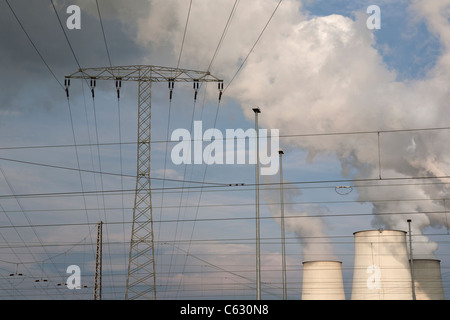 Comignoli fumanti alla lignite a centrali-stazione di Jänschwalde nel sud della Germania orientale, nei pressi di Cottbus. Foto Stock