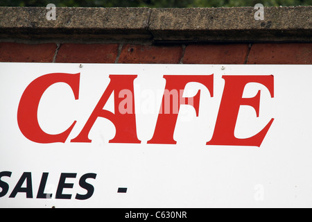 Café segno su una parete stretta fino Foto Stock
