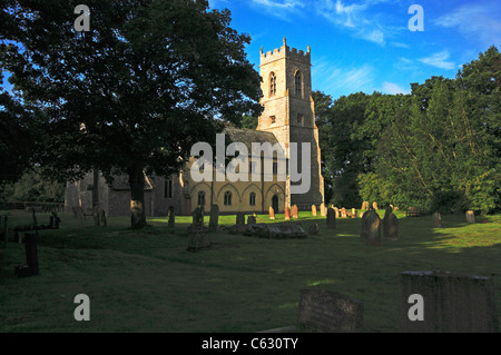 Una vista della chiesa parrocchiale di San Benedetto a Horning, Norfolk, Inghilterra, Regno Unito. Foto Stock