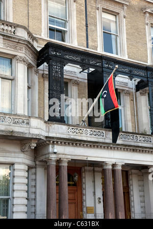 Bandiera del consiglio nazionale di transizione vola su Ambasciata libica, Knightsbridge, Londra Foto Stock