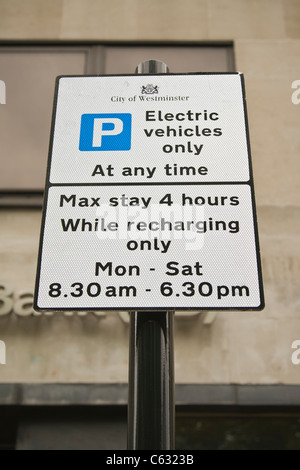 Segno per i veicoli elettrici il punto di caricamento ed il parcheggio a Londra, Regno Unito Foto Stock